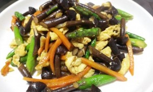 黑皮鸡枞菌炒蛋的做法