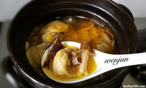 新鲜的鸡枞菌用来煲鸡,那煲出来的鸡汤真的是美味。